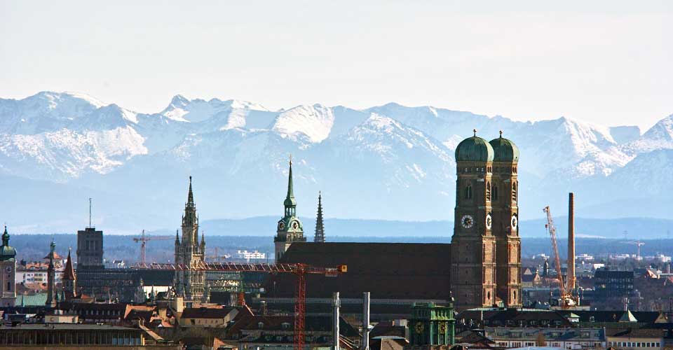 München Altstadt mit Frauenkirche und Skyline
